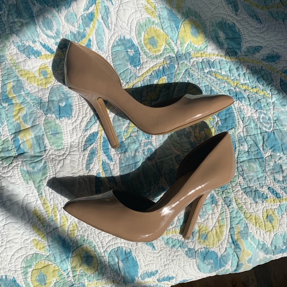 NEW BCBG Paris Nude Patent Leather Pump - Picture 2 of 4